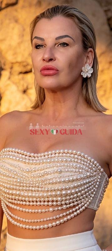 Foto reali di martina donna elegante e raffinata
