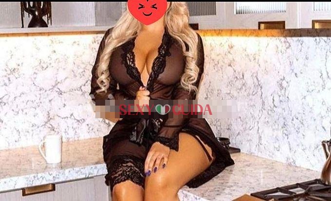 Bionda sensuale sesta di seno naturale