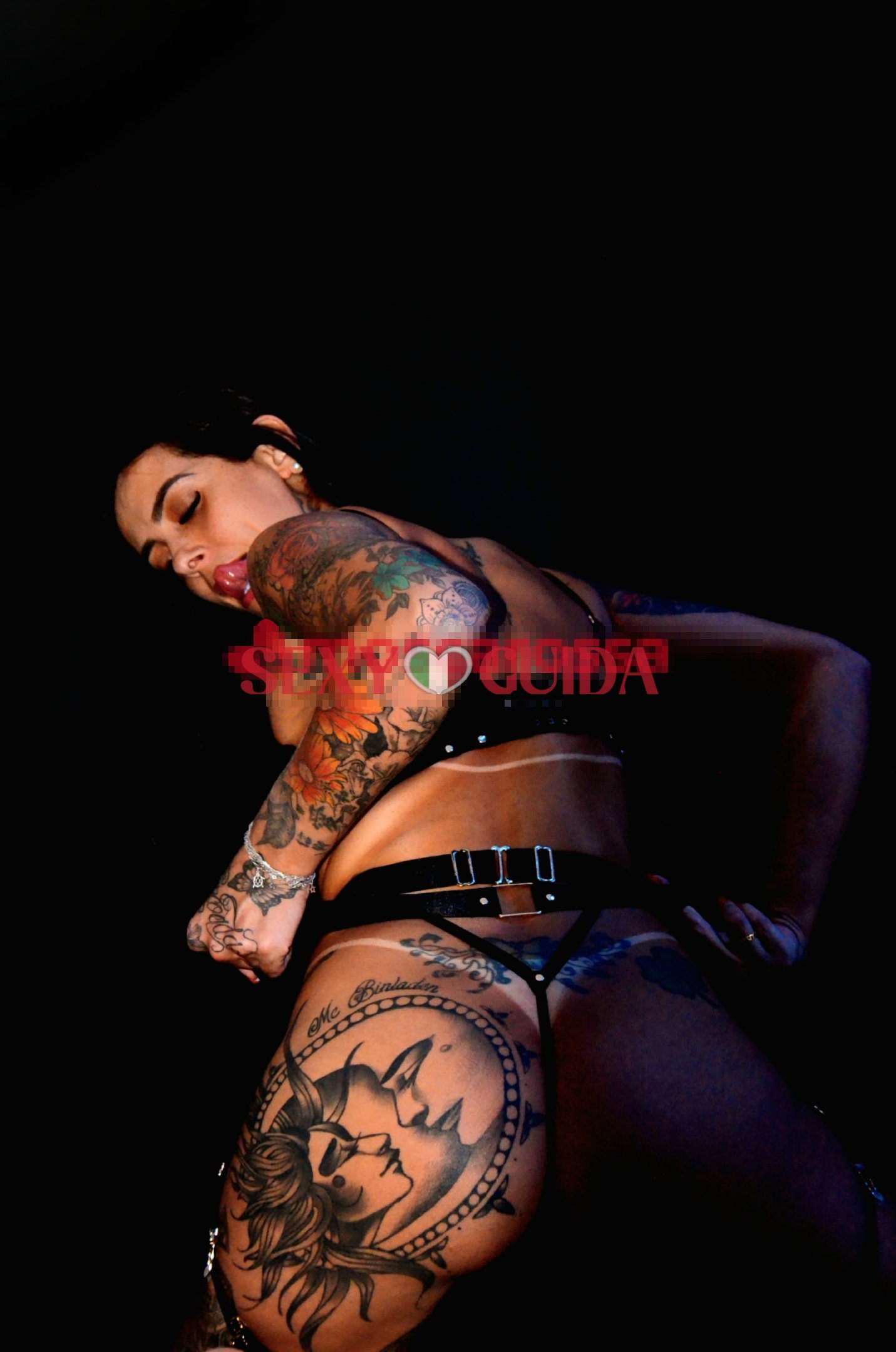 Brasileira tatuada