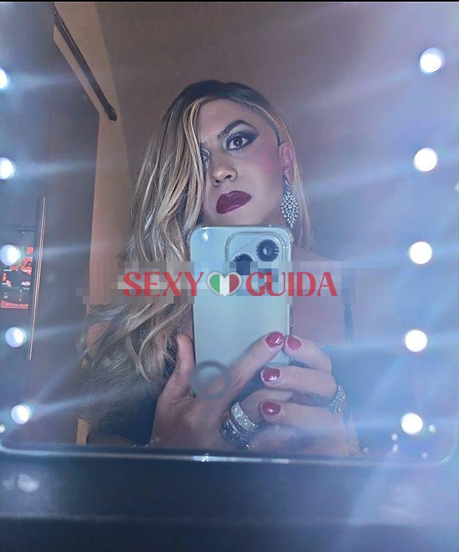 Chanel travesta elegante e raffinata per po