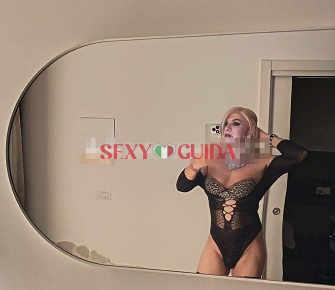 Chanel travesta elegante e raffinata per po
