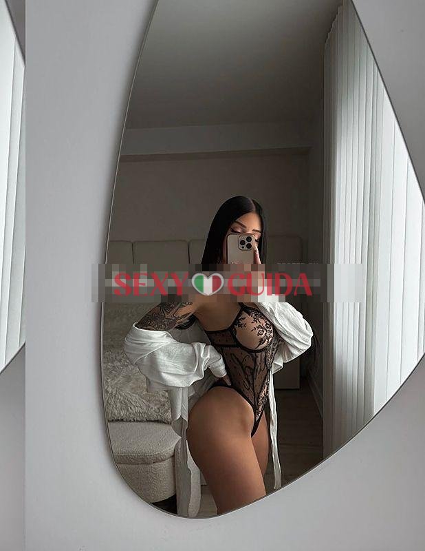Napoletana seducente eleganza e passione autenti