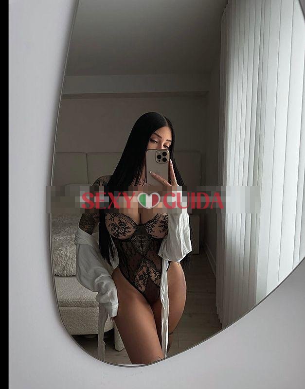 Napoletana seducente eleganza e passione autenti