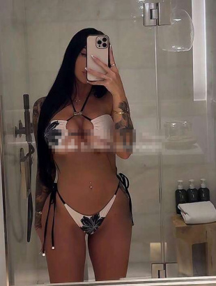 Napoletana seducente eleganza e passione autenti